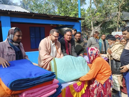 ফরিদপুরের কৃষ্ণনগররে শীর্তাতদের মাঝে ফারিয়ান ইউসুফের কম্বল বিতরণ